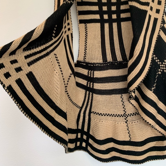 Questions black and tan sweater vest M. - Picture 3 of 7